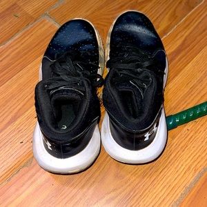 Kids under armor basketball shoes size 5
